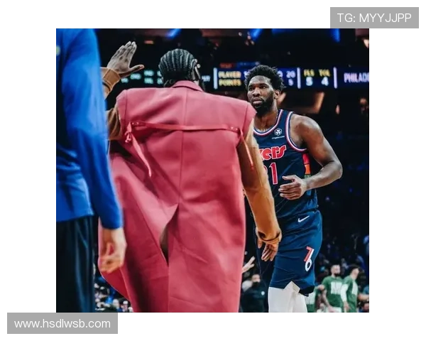 76人客战绿军登机照曝光恩比德微笑乌布雷粉色拖鞋引关注